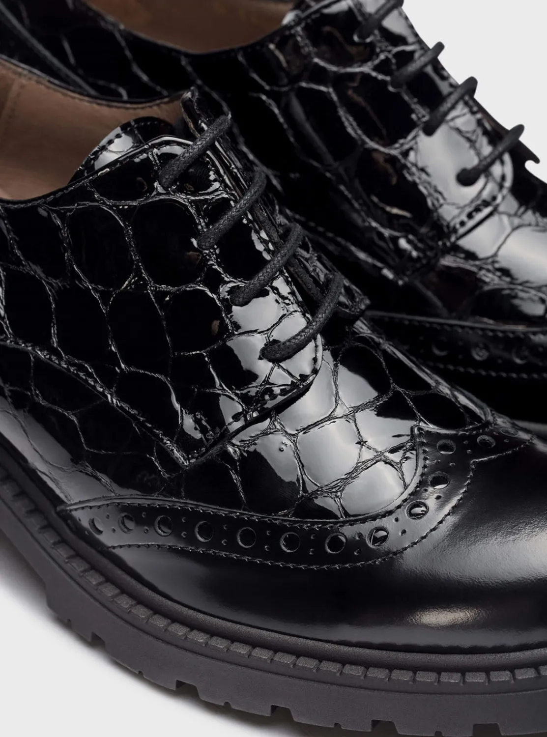 blucher_picados_piel_char_2.webp Blucher picados piel charol coco negro | WONDERS Discount
