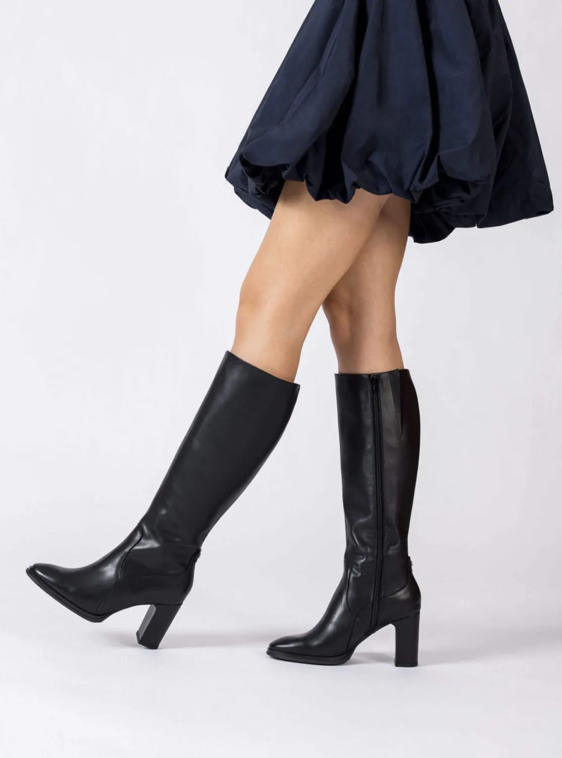 bota_alta_tacn_piel_negro_1.webp Bota alta tacón piel negro | WONDERS Online