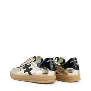 Deportivo retro piel metalizada platino | ANOTHER Online